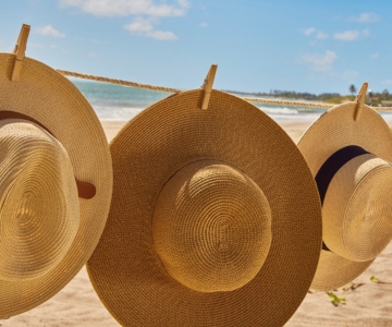 Protégez votre peau avec des vêtements de bain et des accessoires UV – stylés et fonctionnels pour une exposition au soleil toute la journée.